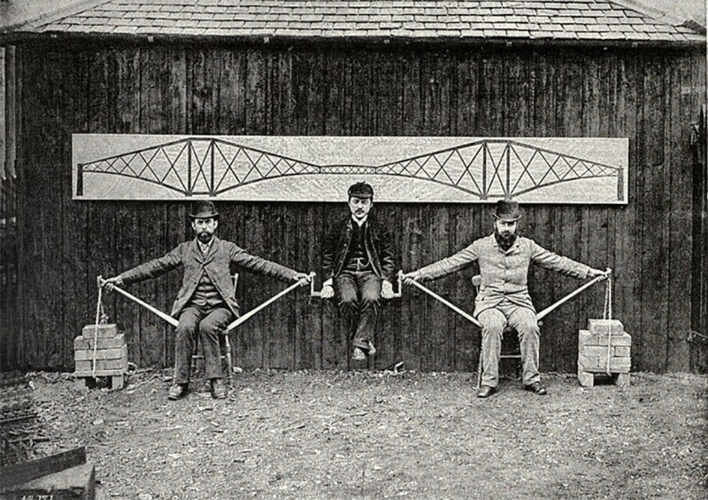 Инженеры Джон Фаулер и Бенджамин Бейкер, проектировщики моста Ферт-оф-Форт, демонстрируют, как работает консольный мост, 1887 год