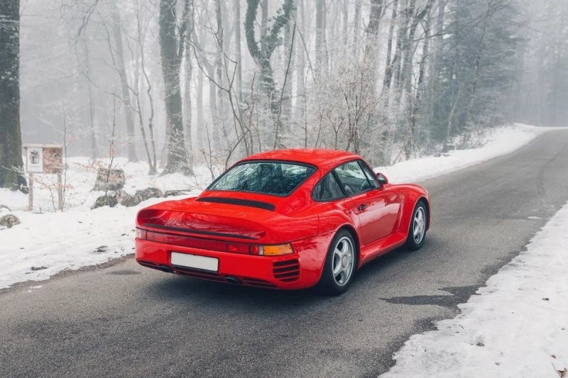 Этот Porsche 959 Komfort 1988 года проехал более 160 000 километров, и сейчас его продают в Швейцарии