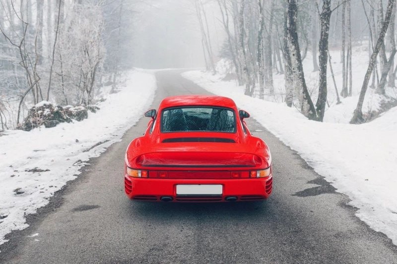 Этот Porsche 959 Komfort 1988 года проехал более 160 000 километров, и сейчас его продают в Швейцарии
