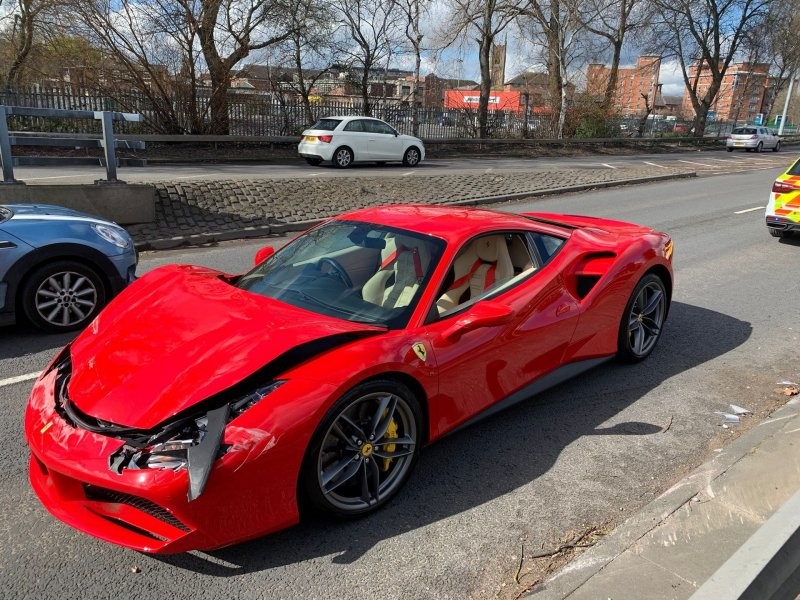 Мужчина купил Ferrari и попал в аварию, проехав на нем пару километров от дилерского центра