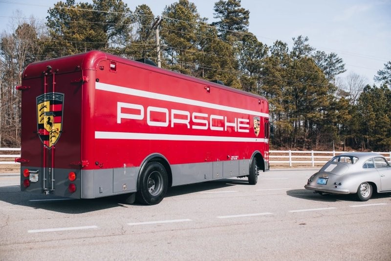 Крутой ретро-автобус в стиле Porsche для перевозки гоночного автомобиля