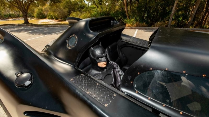 Точная копия Бэтмобиля, созданная на базе Cadillac Eldorado ожидает аукциона