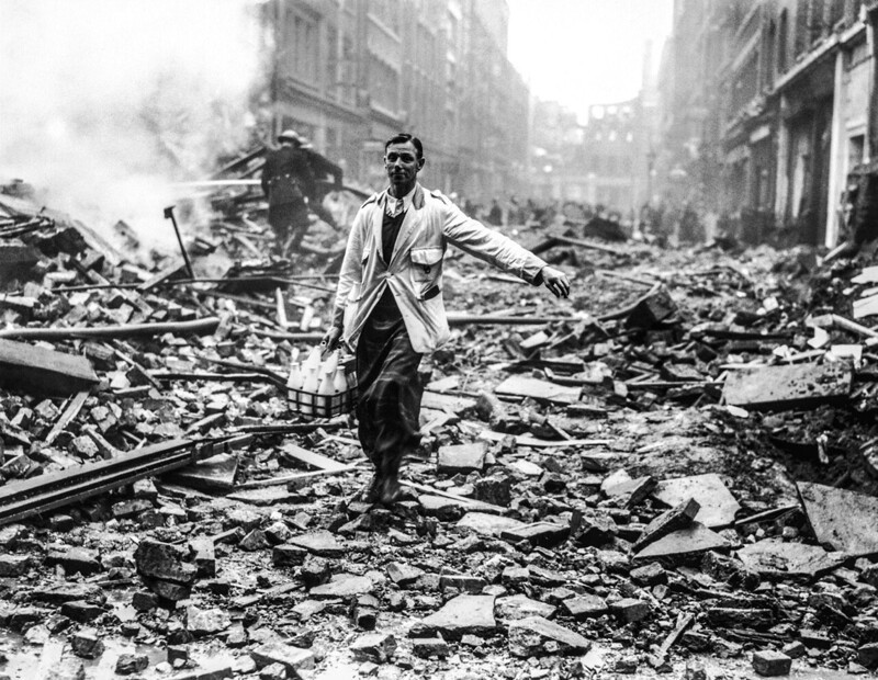 16. Лондонский молочник придерживается своего графика, несмотря на немецкие бомбардировки, 1940 год