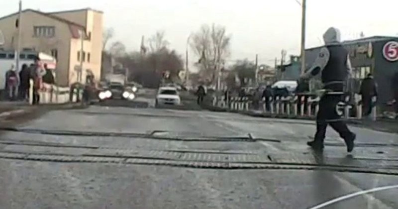 Меломан в капюшоне выжил после наезда электрички в Новосибирске