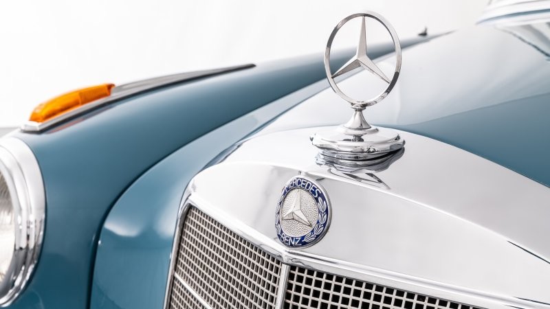 Редкое купе Mercedes-Benz 1960 года выпуска и соответствующий прицеп выставили на продажу