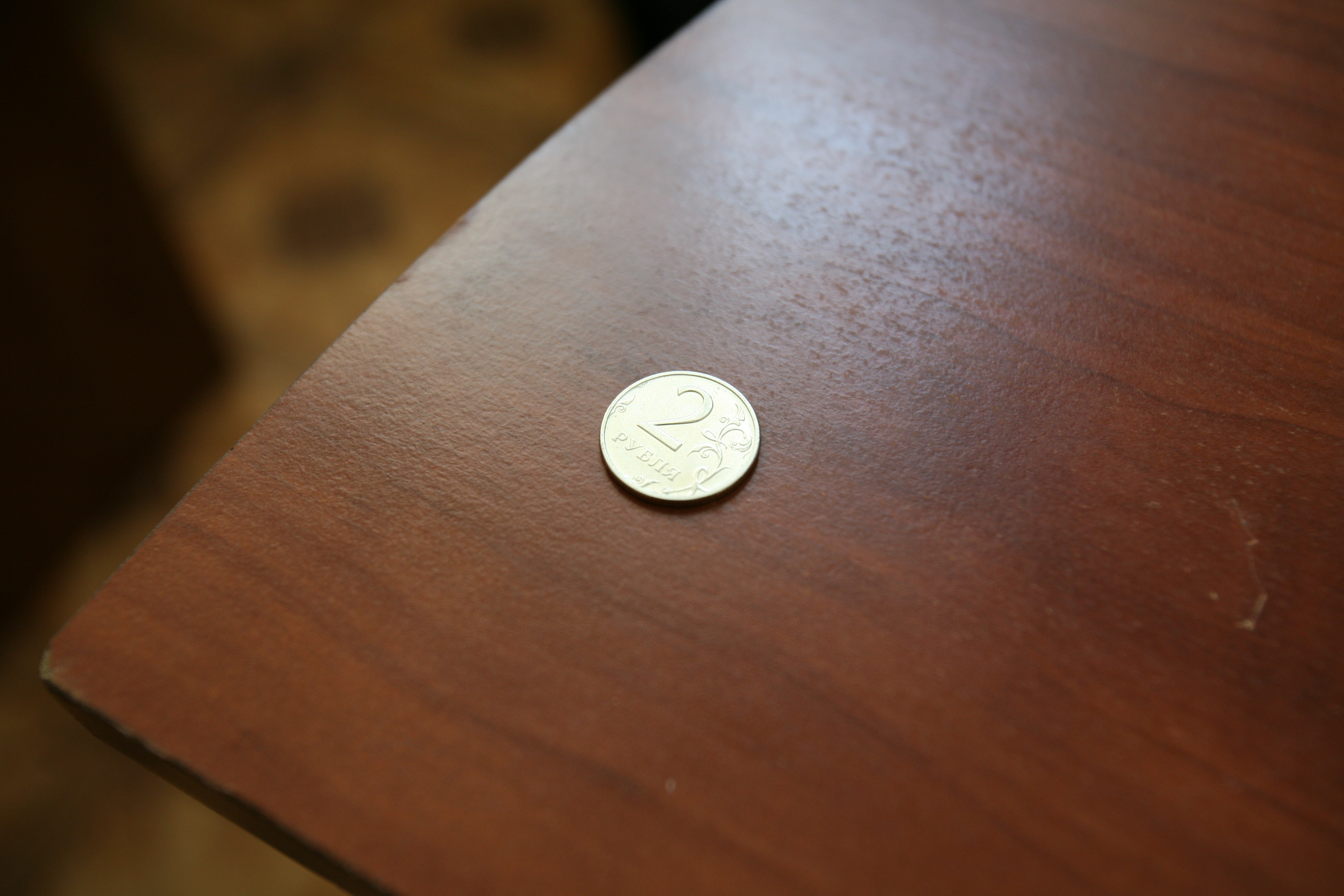 Монетки лежат на столе