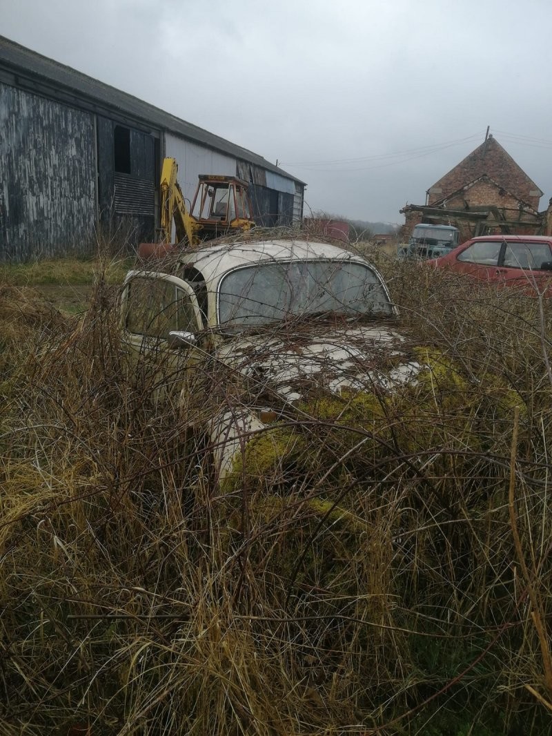 Машины, мотоциклы и даже вертолёт: автомобильное наследие, спрятанное на заброшенной ферме