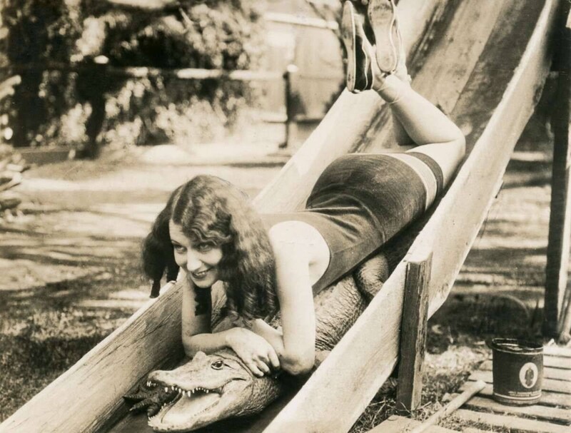 На крокодиле с горочки. Фотосессия модели Myrtle Munson, 1927 год.