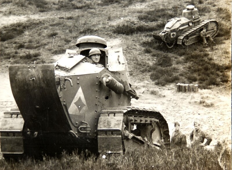 Легкие танки FT-17 на маневрах бельгийской армии. Опознавательные знаки в виде карточных мастей. 1919 г