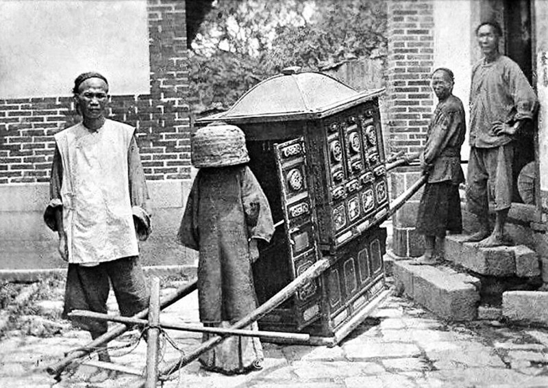Знатная невеста на пути к свадьбе, с одетой на голове корзиной, чтобы никто не увидел ее лица до этой церемонии. Фучжоу, Китай, 1913 год