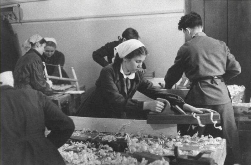Когда уроки труда были общими. СССР, 1958 год. А до этого, в более ранних классах мальчишки шили фартуки и пришивали пуговицы наравне девочками.