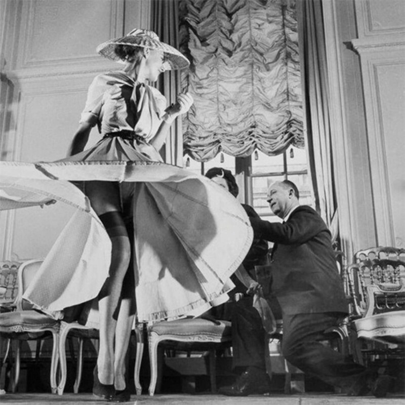 Кристиан Диор с помощницей творит очередную коллекцию. Модель, одетая в юбку-​солнце (также называемую Венчик), 50-е годы