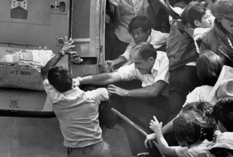На фото американский служащий посольства бьет по лицу вьетнамца в борьбе за место в последнем вертолете, который улетает из посольства США во время эвакуации в Сайгоне, 1975 год.