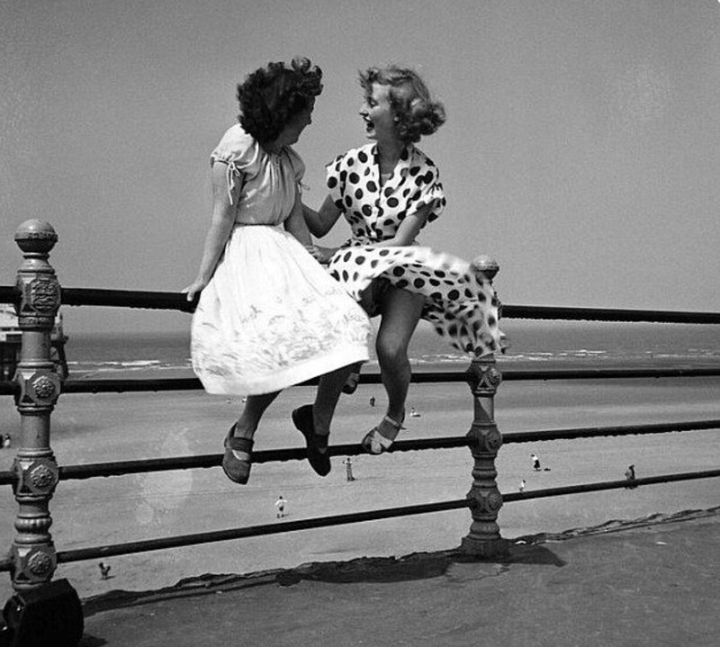Когда в ветреный день 1951 года Пэт Стюарт позировала со своей подружкой Венди на перилах набережной курортного городка Блэкпул в Англии, она и понятия не имела, что эта фотография станет знаменитой.