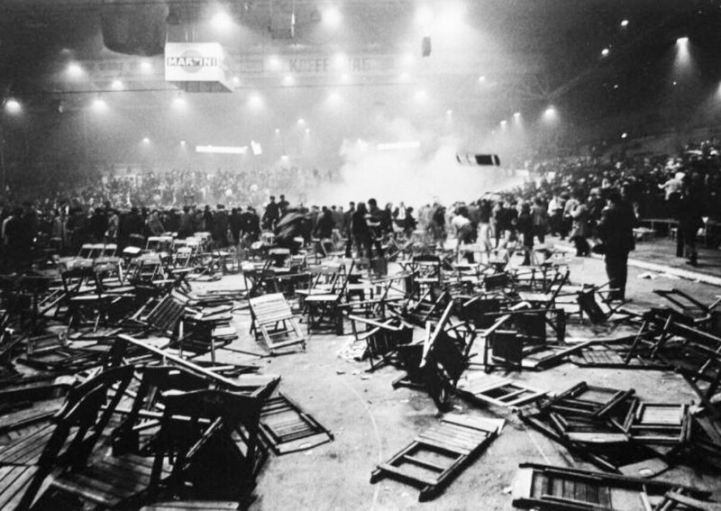 После концерта The Rolling Stones, Варшава, Польша, 1967 год. Сразу видно, люди пришли на ВИА не сидеть сложа руки.