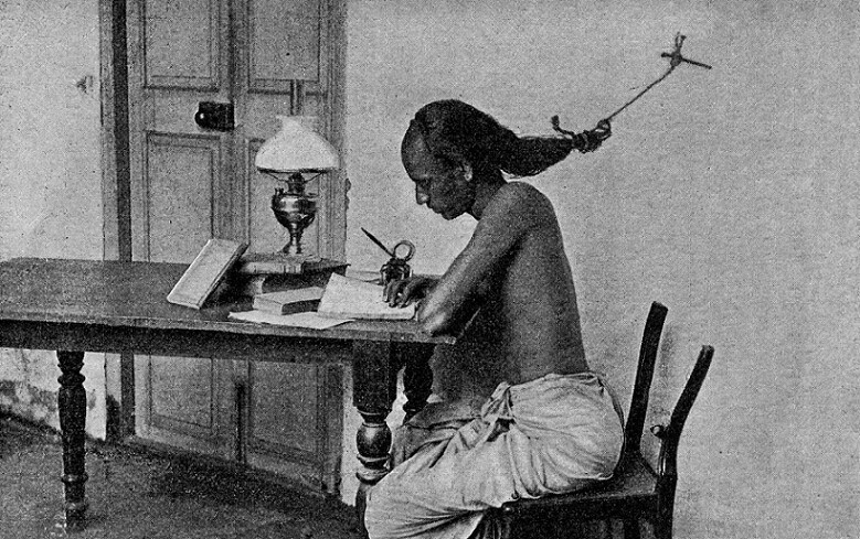 Студент Мадрасского универ готовясь к экзаменам привязал себя за волосы к гвоздю чтобы не заснуть. Британская Индия, 1909 г.
