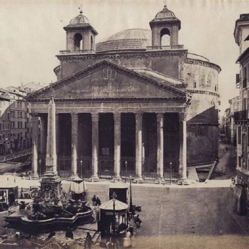 Фото Пантеона в Риме, сделанное в 1860 году. Глядя на это фото, что-​то не верится, что Пантеон был построен в 125 году. На вид типичное средневековье, причём довольно позднее..