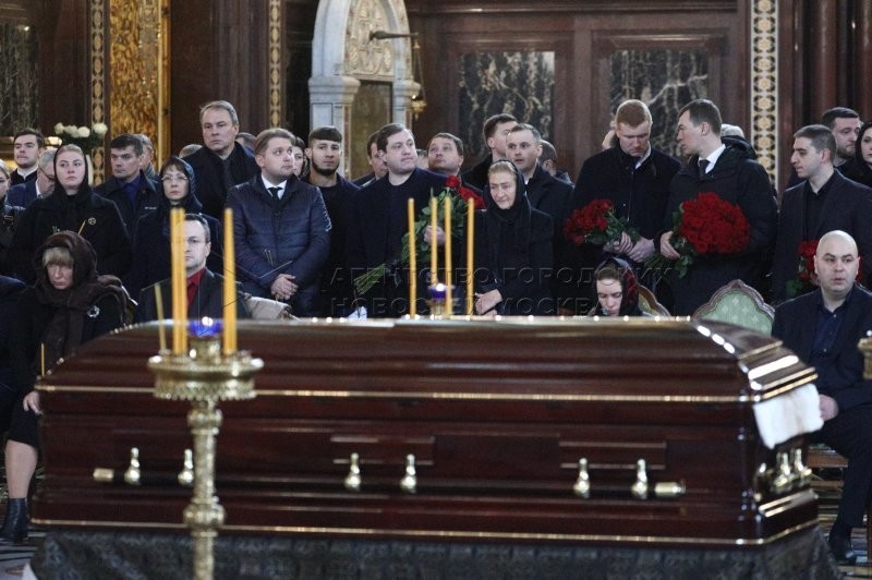 В храме Христа Спасителя проходит церемония отпевания Владимира Жириновского