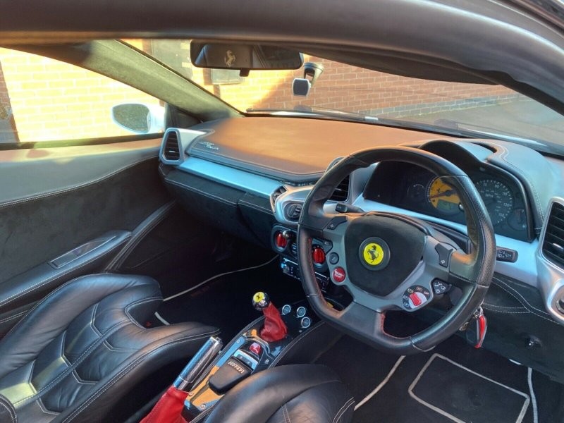 Очень качественная реплика Ferrari 458, созданная на базе переднеприводного Ford Cougar