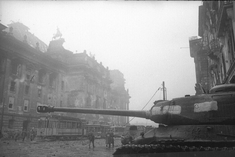 Тяжелый танк ИС-2 на фоне Рейхстага