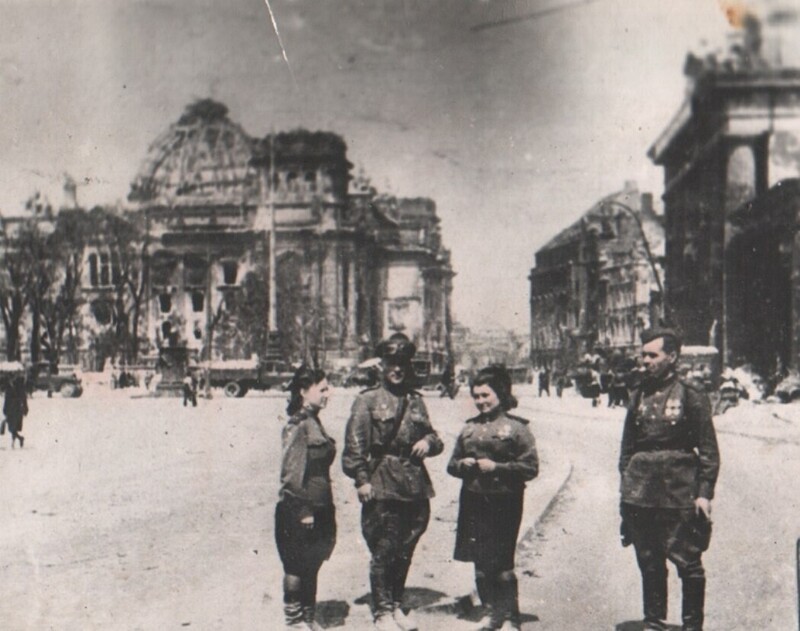 Советские военнослужащие на площади около Рейхстага