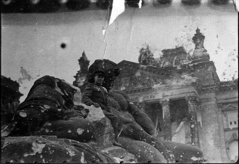 Командир 88-го отдельного тяжелого танкового полка П.Г. Мжачих на фоне Рейхстага, в штурме которого принимал участие и его полк.