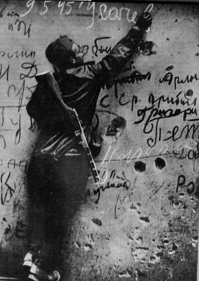 Красноармеец-связист Михаил Усачев оставляет свой автограф на стене Рейхстага