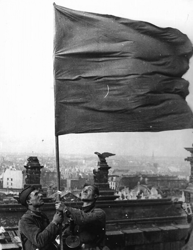 Советские солдаты водружают знамя над Рейхстагом 2 мая 1945 года. Это одно из знамен, установленных на Рейхстаге помимо официального водружения знамени Егоровым и Кантария.