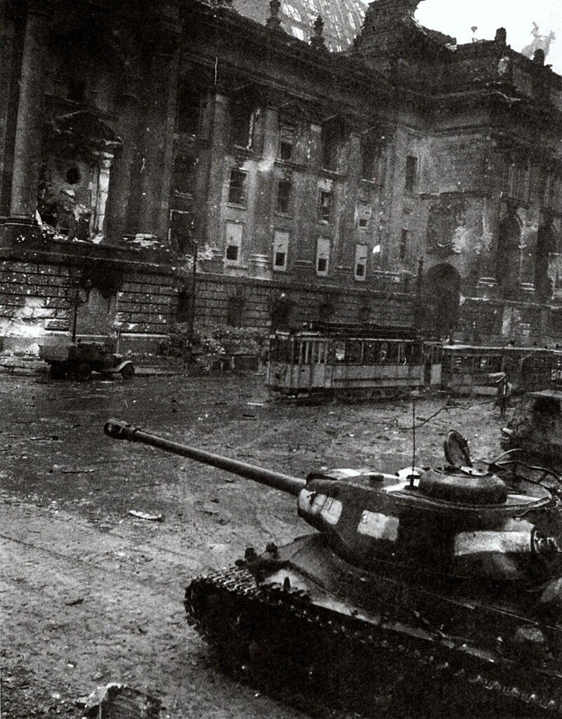 Тяжелый танк ИC-2 на фоне Рейхстага