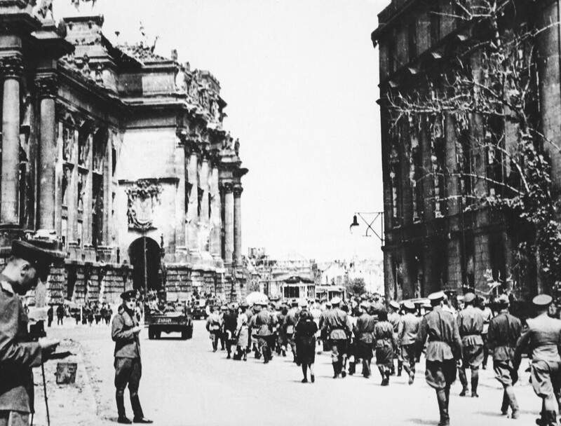 Советские военные идут на экскурсию в Рейхстаг 9 мая 1945 года