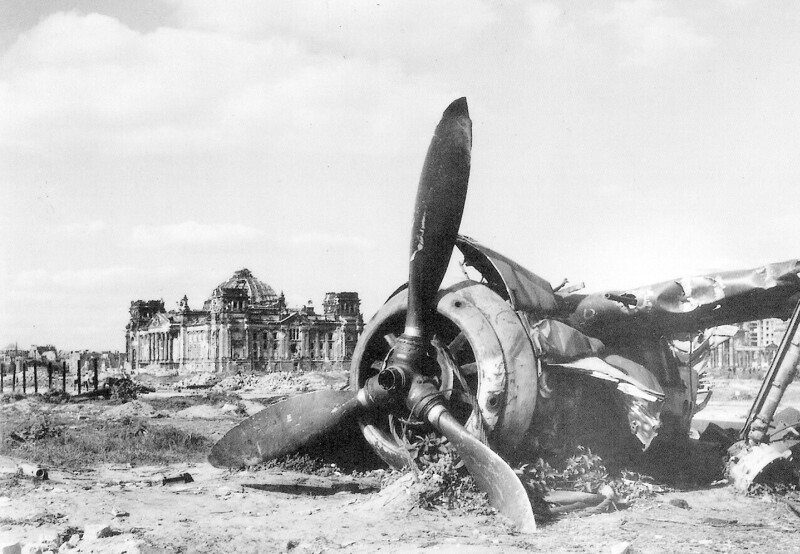 Обломки немецкого истребителя Фокке-Вульф Fw 190 на фоне Рейхстага.