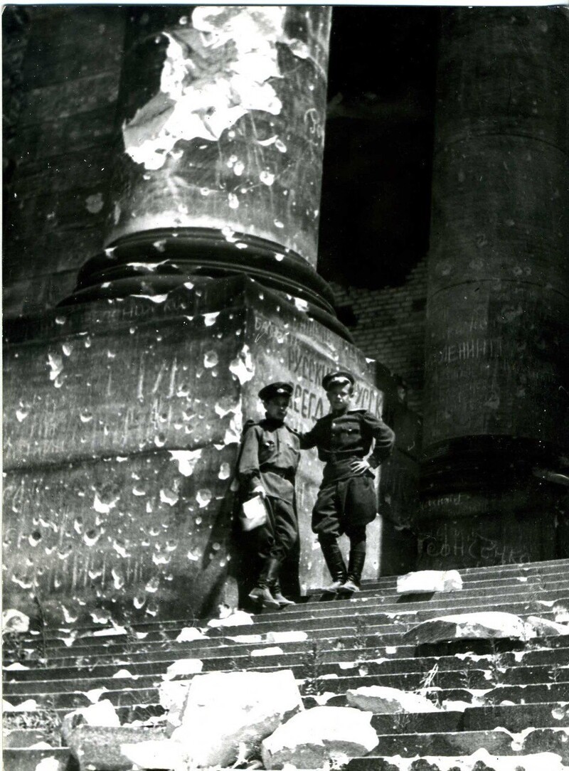 Двое советских офицеров на ступеньках Рейхстага.