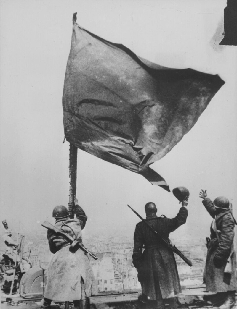 Советские солдаты со знаменем на крыше Рейхстага.