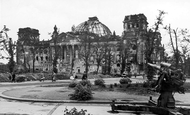 Вид на Рейхстаг после окончания военных действий