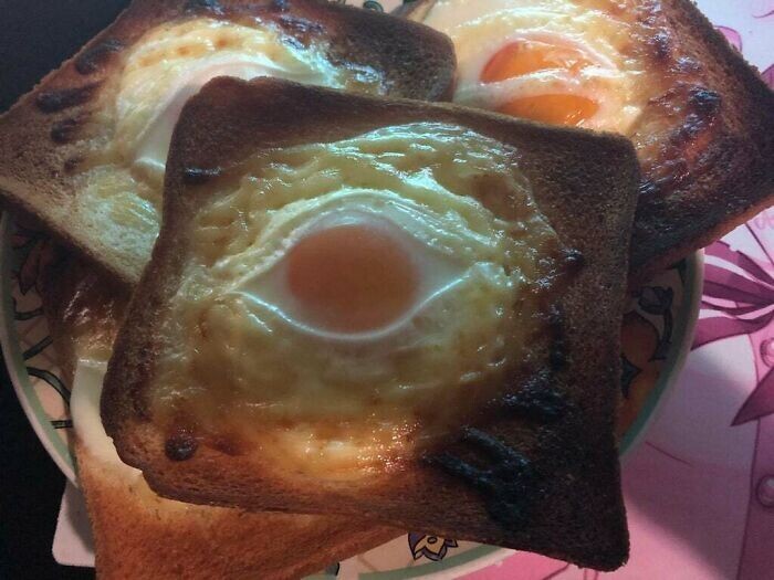 "Я всего лишь хотел запечь яйцо на тостах. Что теперь смотрит на меня?"