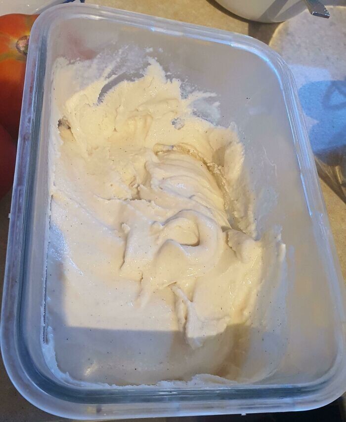 "Впервые в жизни делала мороженое. Все получилось, вот только я перепутала соль с сахаром. Кому солёное мороженое?"