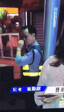 Мама в детстве не отучила в носу ковырять