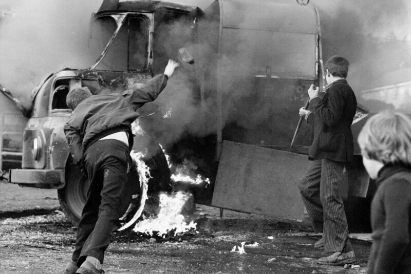 12 апреля 1972 года. Белфаст. Дети празднуют убийство британского солдата снайпером ИРА.