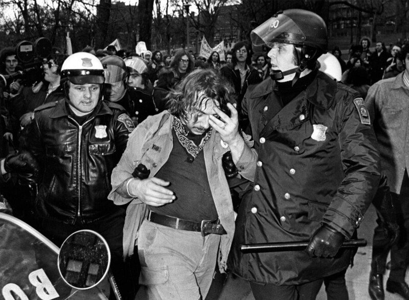 14 апреля 1972 года. Бостон. Арестованный демонстрант во время акции протеста против войны во Вьетнаме. Фото Ellis Herwig.