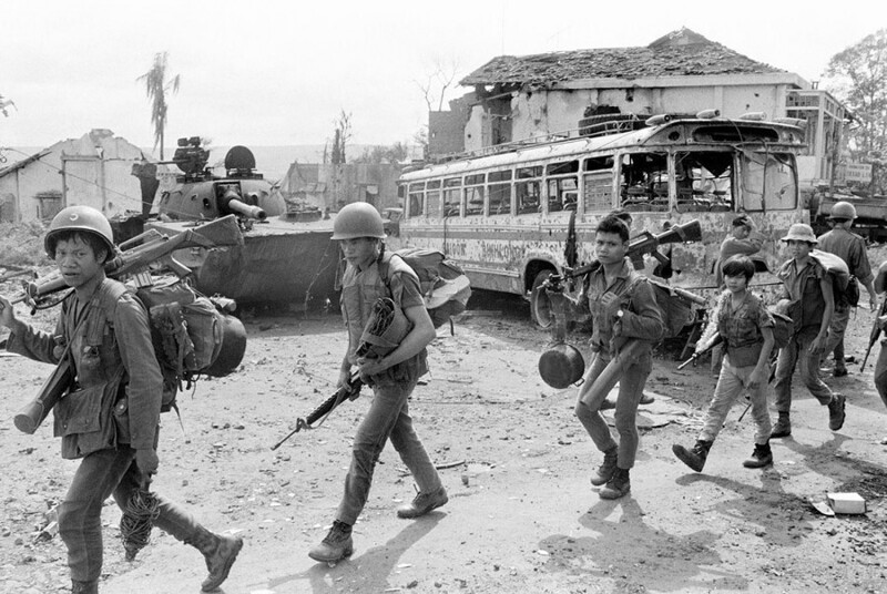 Апрель 1972 года. «Пасхальное наступление» Северного Вьетнама. На заднем плане - подбитый танк китайского производства Тип 63