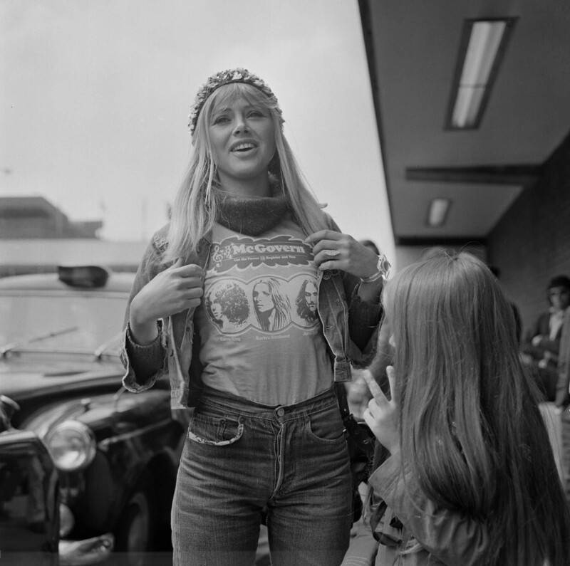 19 апреля 1972 года. Бритт Экланд в футболке с портретом Джорджа Макговерна - кандидата от демократов на пост президента Соединенных Штатов.