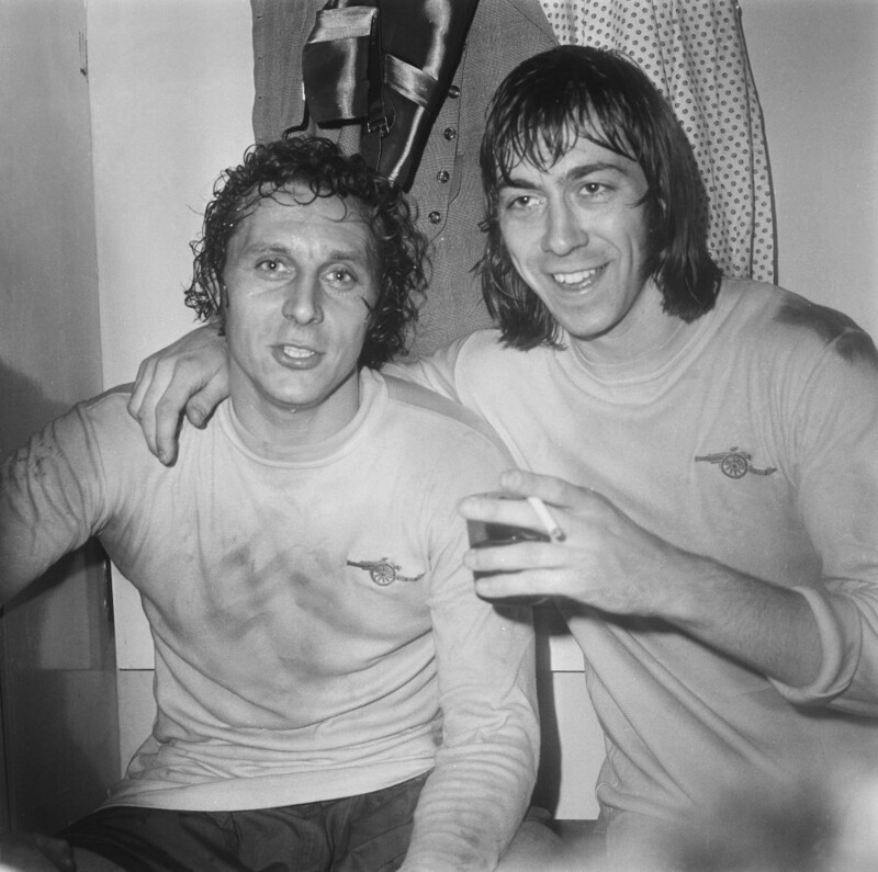 20 апреля 1972 года. Футболисты "Арсенала" Джон Рэдфорд и Чарли Джордж в раздевалке после матча.