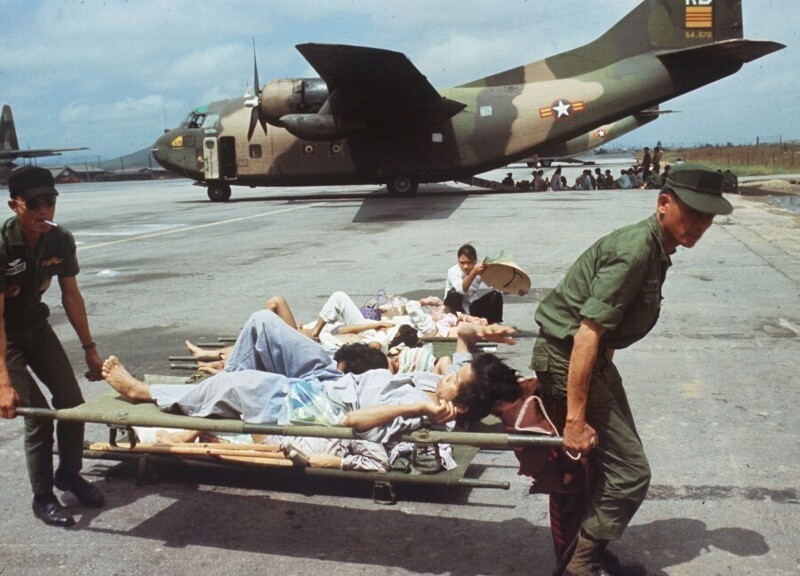 Апрель 1972 года. Американская база Фу Бай. Эвакуация раненых гражданских из прифронтовой зоны города Хюэ,