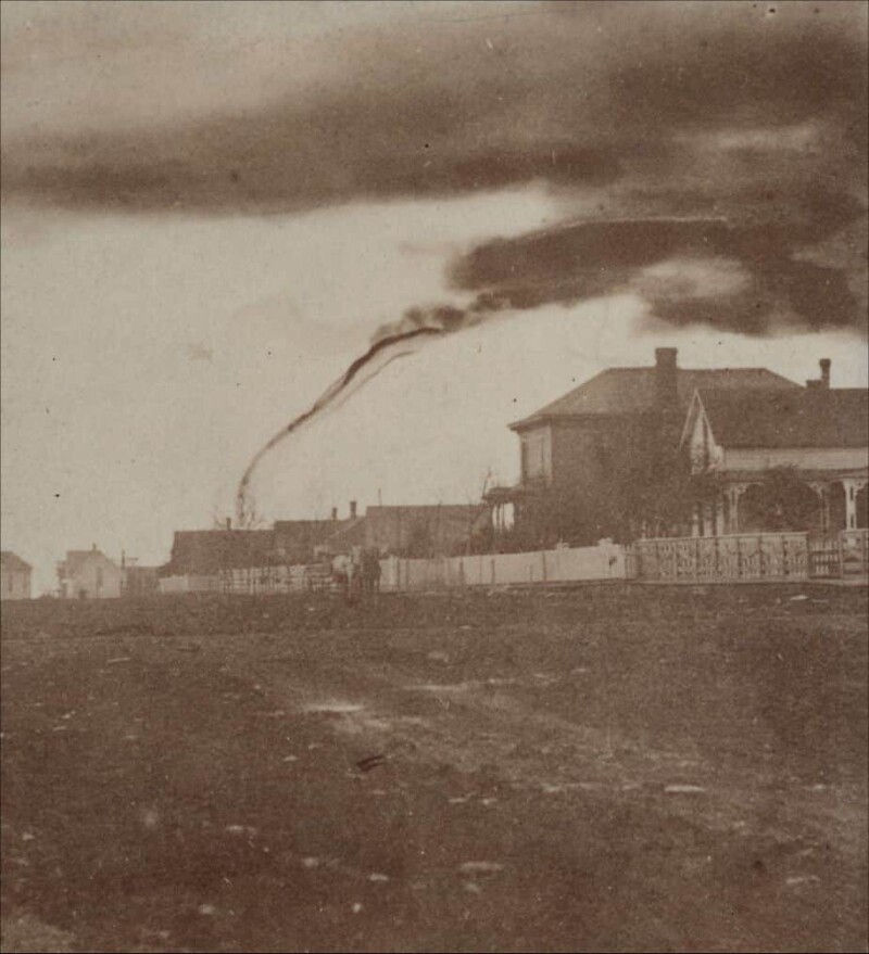 13. Первая фотография торнадо, 1884 г.