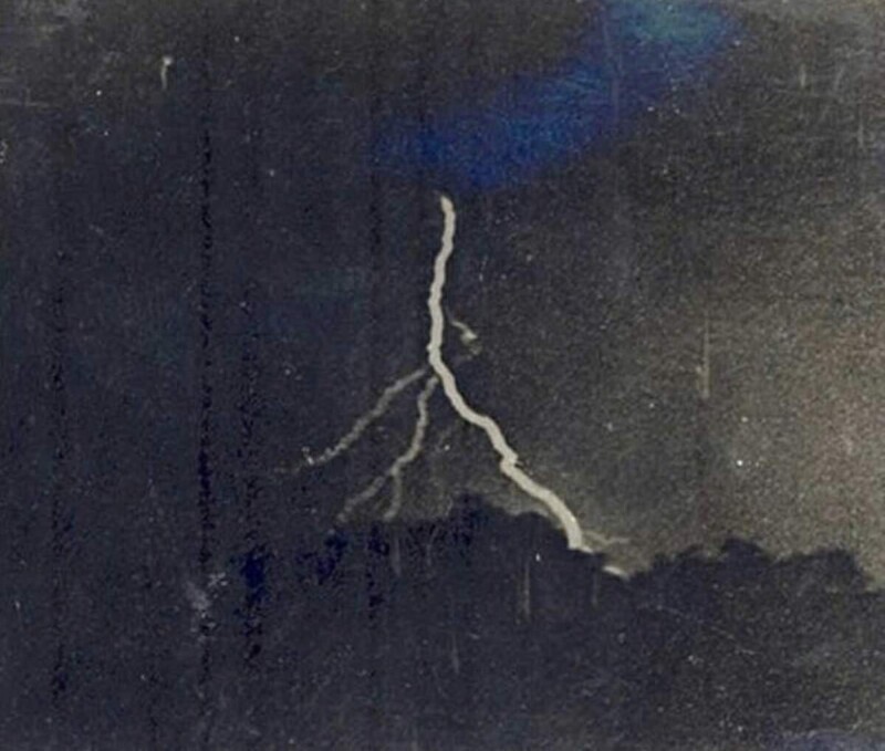 14. Первая фотография молнии, 1882 г.