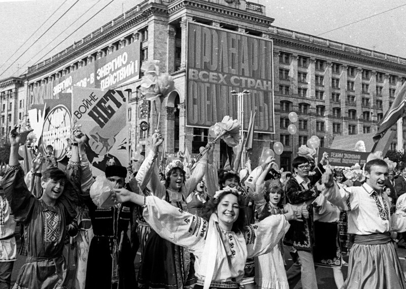 Фрагмент Крещатика с участком современной Европейской площади во время парада 1 мая 1986 года