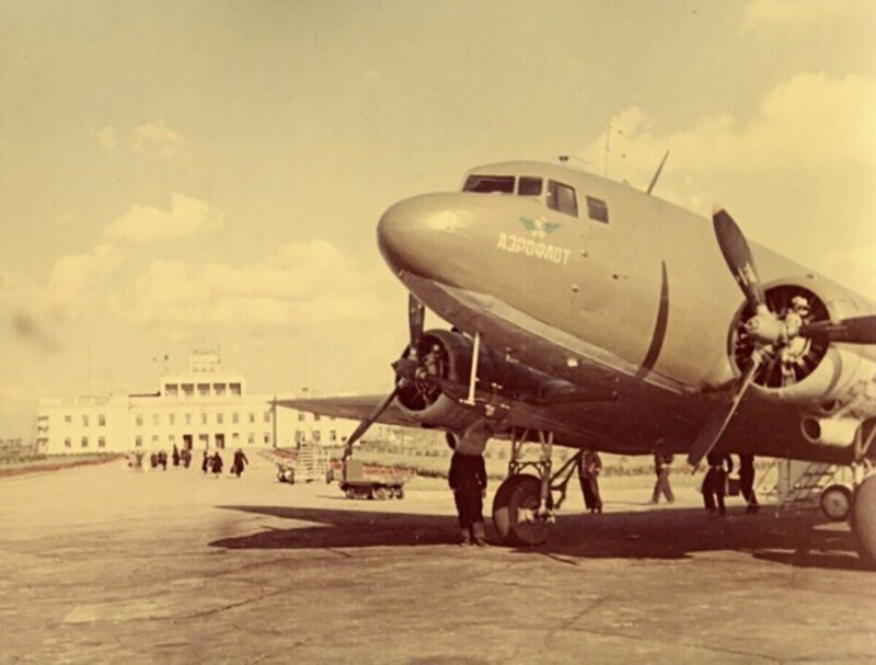 Самолёт ЛИ-2П на взлетно-посадочной полосе. 1950 год. Ленинградский аэропорт