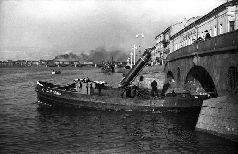 Паровой буксир выходит из Фонтанки в Неву под Прачечным мостом. 1958 год