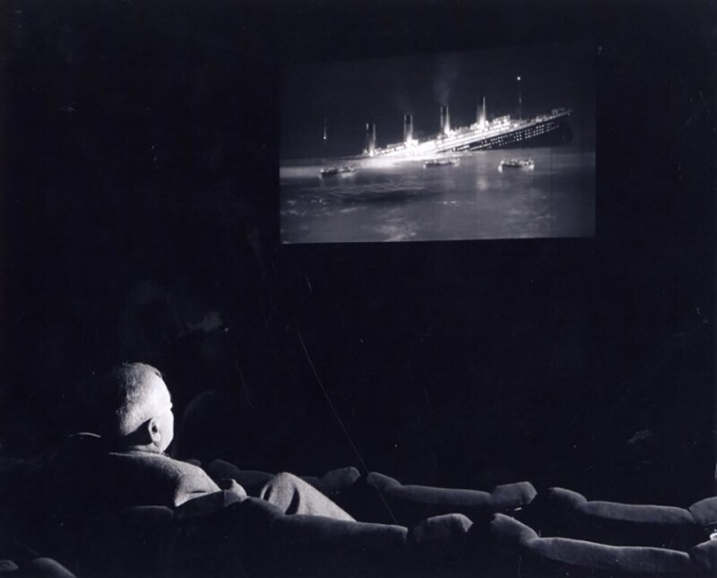 Выживший на Титанике, 4-й офицер Джозеф Гроувс Боксхолл смотрит предпоказ фильма «Ночь, которую нужно помнить». 1958 год