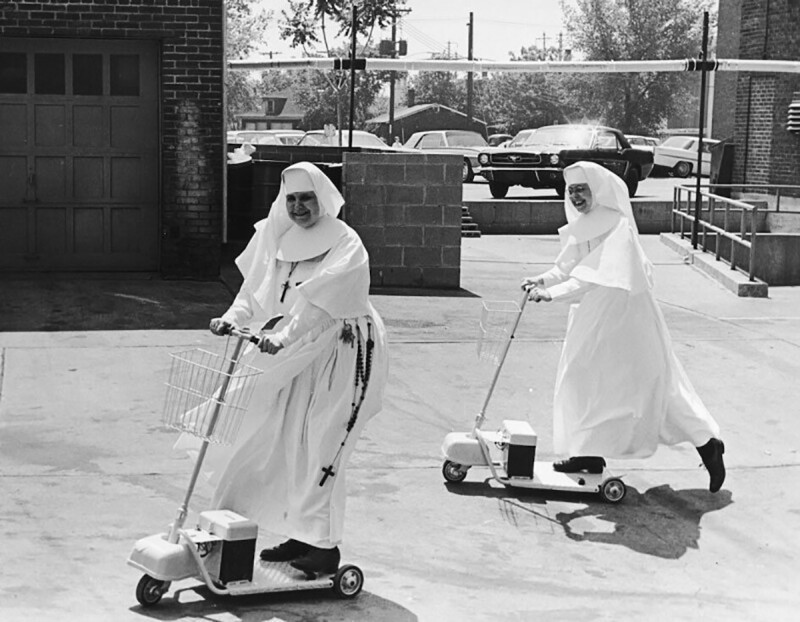 Монашки больницы Святой Елизаветы радуются удобству электрического скутера, 1955 год